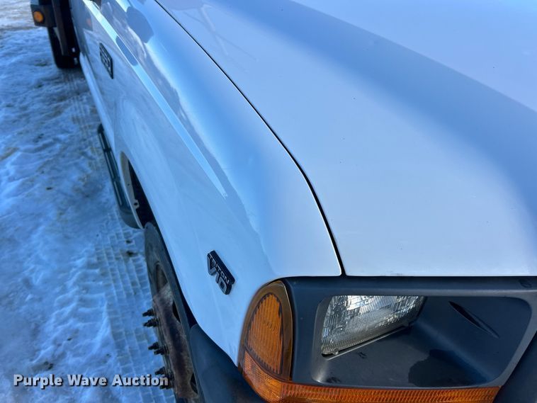 image for item ET6771 1999 Ford F550 flatbed truck