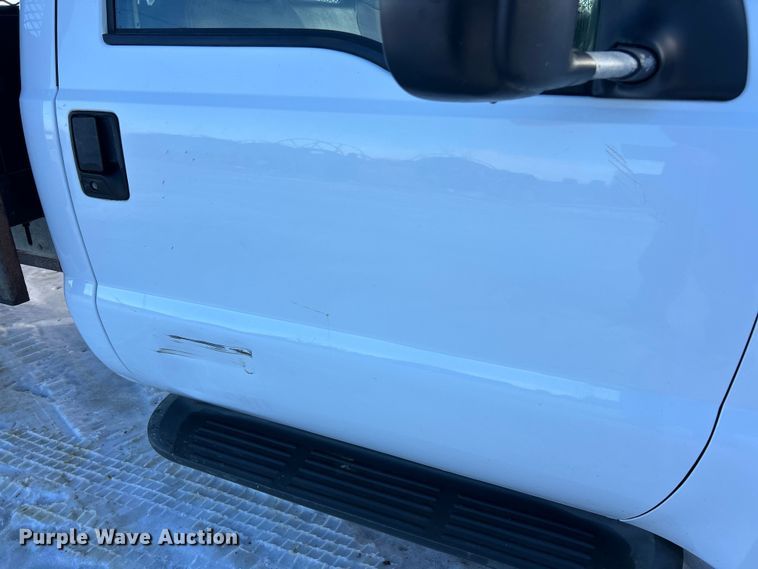 image for item ET6771 1999 Ford F550 flatbed truck