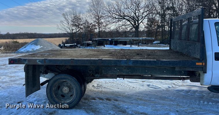 image for item ET6771 1999 Ford F550 flatbed truck