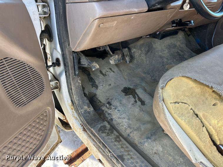 image for item ET6771 1999 Ford F550 flatbed truck