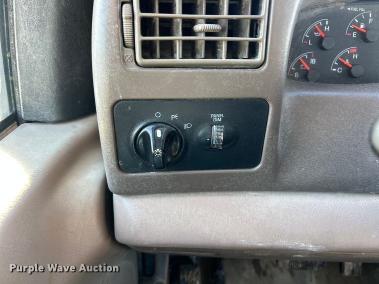 image for item ET6771 1999 Ford F550 flatbed truck