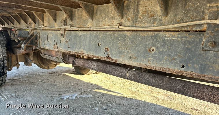 image for item ET6771 1999 Ford F550 flatbed truck