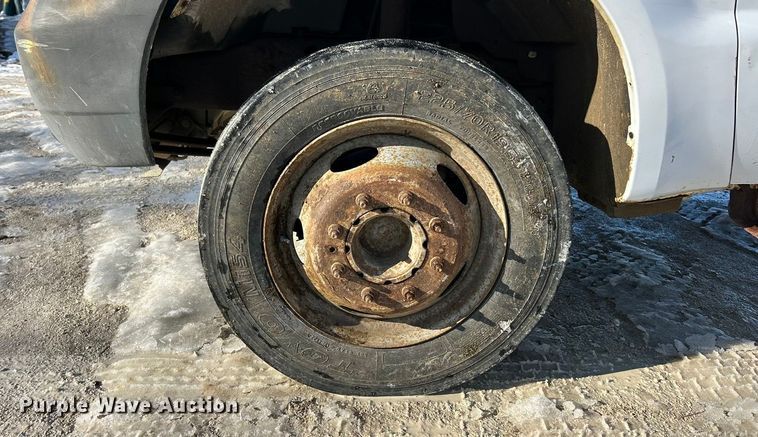 image for item ET6771 1999 Ford F550 flatbed truck