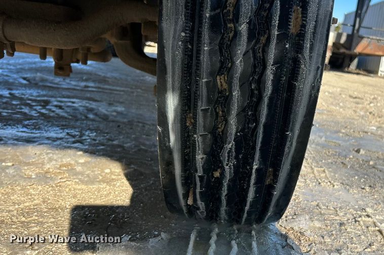 image for item ET6771 1999 Ford F550 flatbed truck