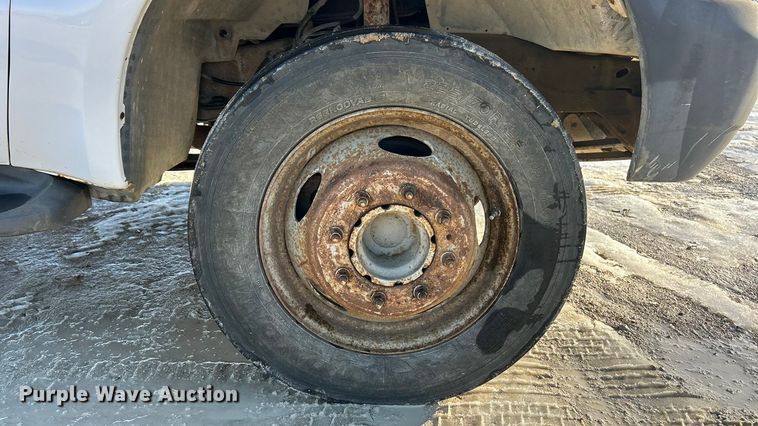 image for item ET6771 1999 Ford F550 flatbed truck