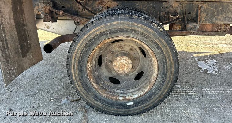 image for item ET6771 1999 Ford F550 flatbed truck