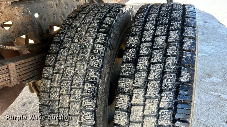 image for item ET6771 1999 Ford F550 flatbed truck