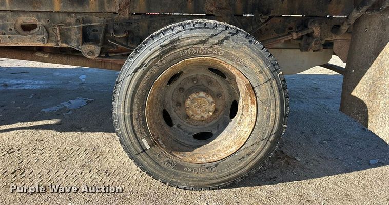 image for item ET6771 1999 Ford F550 flatbed truck