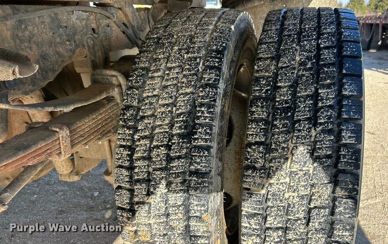 image for item ET6771 1999 Ford F550 flatbed truck