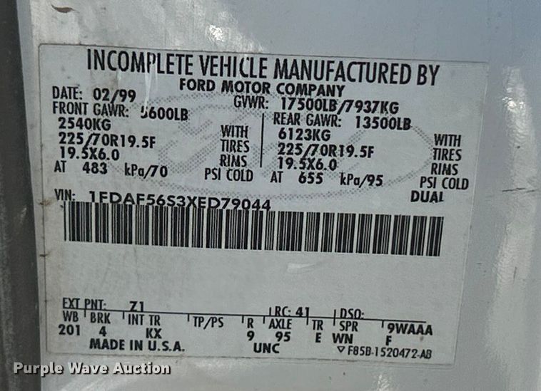 image for item ET6771 1999 Ford F550 flatbed truck