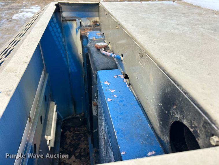 image for item ET6772 2005 Ingersoll Rand XP375WIR air compressor