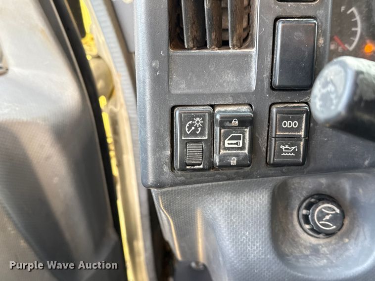 image for item EU4018 2009 Isuzu NPR box truck