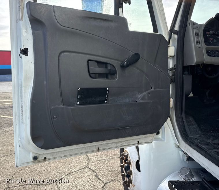 image for item EU4019 2010 International 4300 box truck