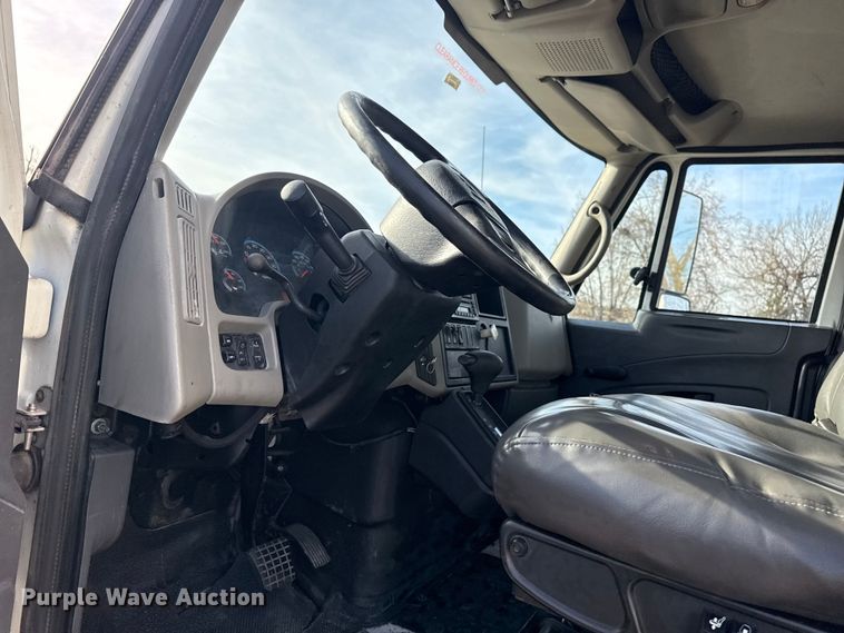 image for item EU4019 2010 International 4300 box truck