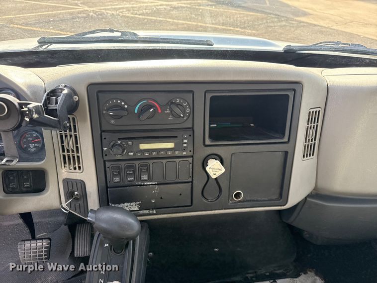 image for item EU4019 2010 International 4300 box truck