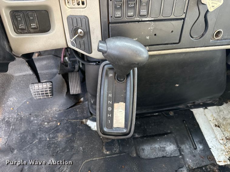 image for item EU4019 2010 International 4300 box truck