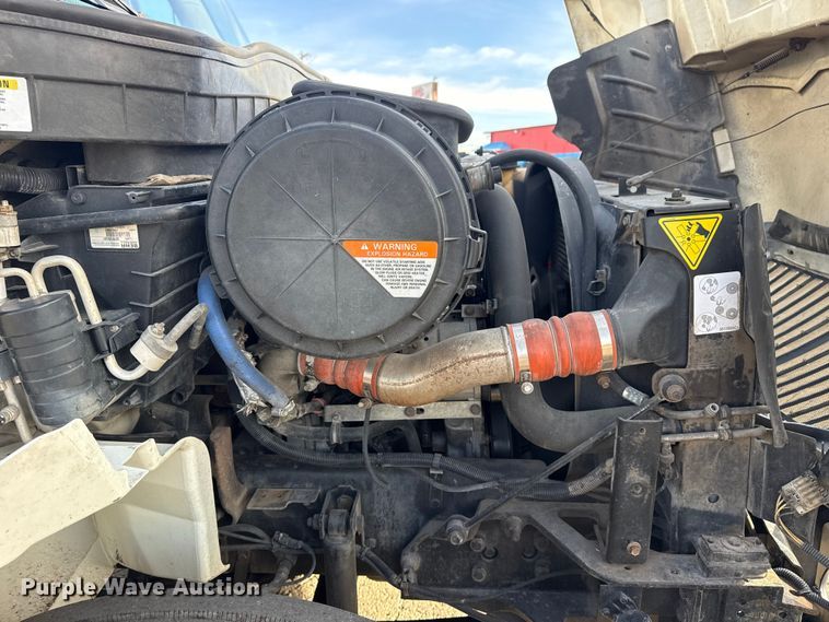 image for item EU4019 2010 International 4300 box truck