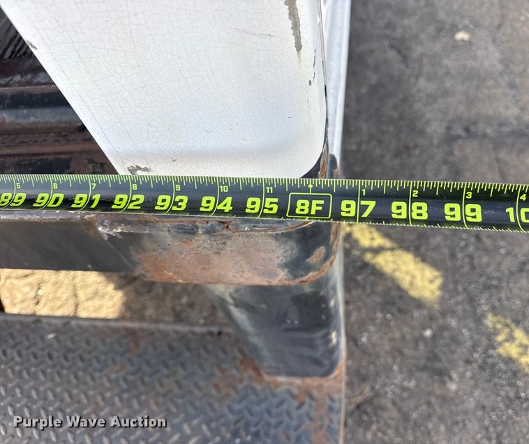 image for item EU4020 2001 Chevrolet W3500 box truck