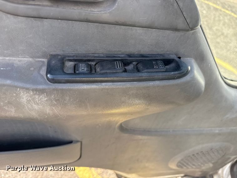 image for item EU4020 2001 Chevrolet W3500 box truck