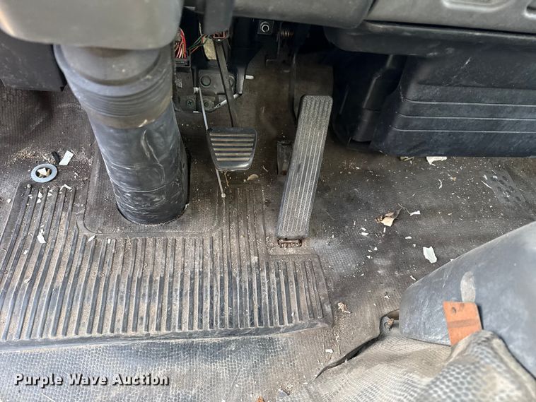 image for item EU4020 2001 Chevrolet W3500 box truck