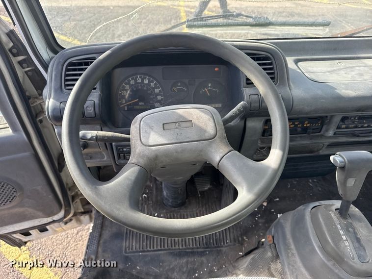 image for item EU4020 2001 Chevrolet W3500 box truck