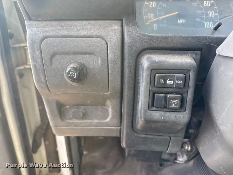 image for item EU4020 2001 Chevrolet W3500 box truck