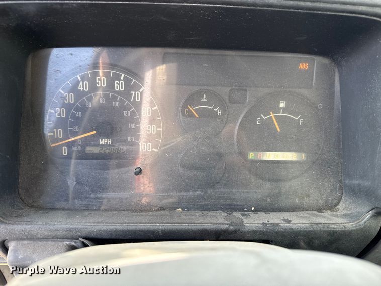 image for item EU4020 2001 Chevrolet W3500 box truck