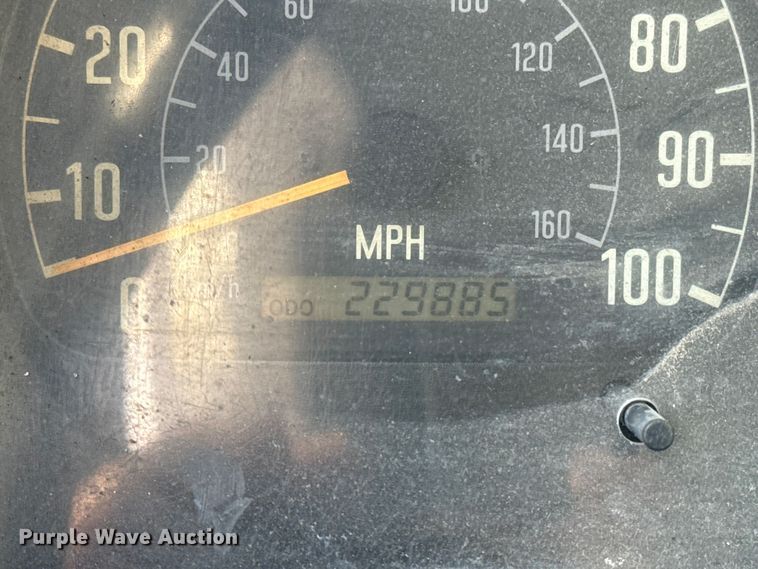 image for item EU4020 2001 Chevrolet W3500 box truck