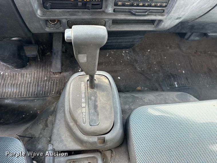 image for item EU4020 2001 Chevrolet W3500 box truck