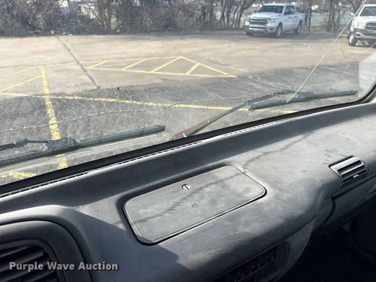 image for item EU4020 2001 Chevrolet W3500 box truck