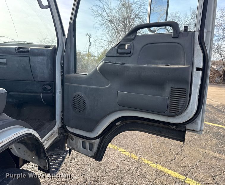 image for item EU4020 2001 Chevrolet W3500 box truck