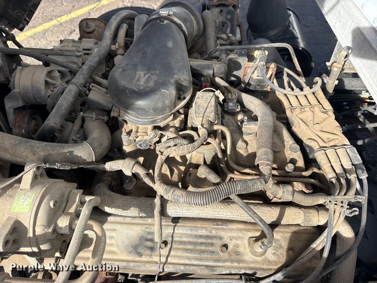 image for item EU4020 2001 Chevrolet W3500 box truck