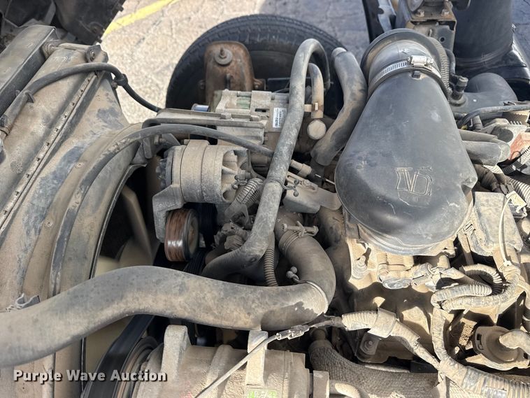 image for item EU4020 2001 Chevrolet W3500 box truck