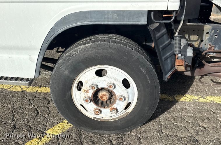 image for item EU4020 2001 Chevrolet W3500 box truck