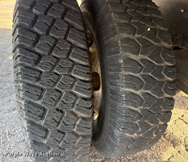 image for item EU4020 2001 Chevrolet W3500 box truck