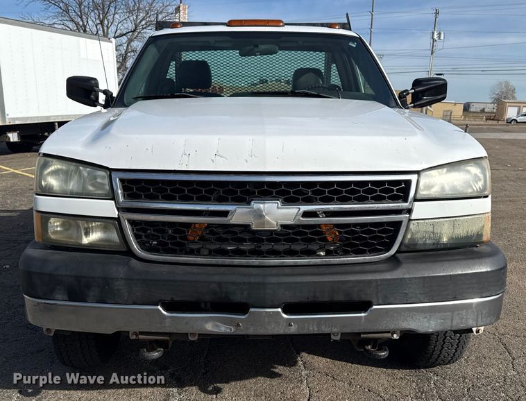 image for item EU4022 2006 Chevrolet Silverado 3500 flatbed pickup truck
