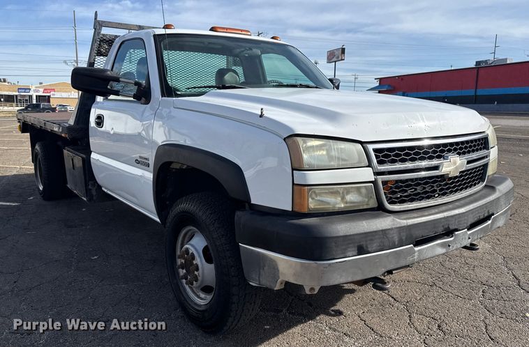 image for item EU4022 2006 Chevrolet Silverado 3500 flatbed pickup truck