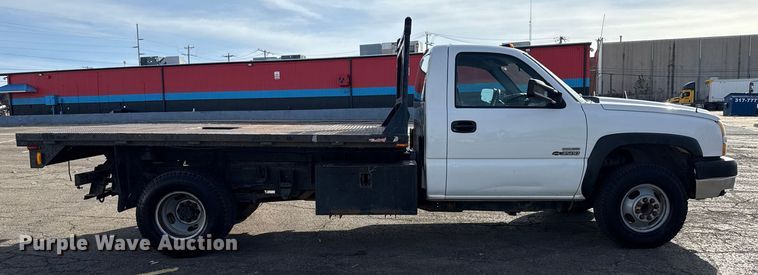 image for item EU4022 2006 Chevrolet Silverado 3500 flatbed pickup truck