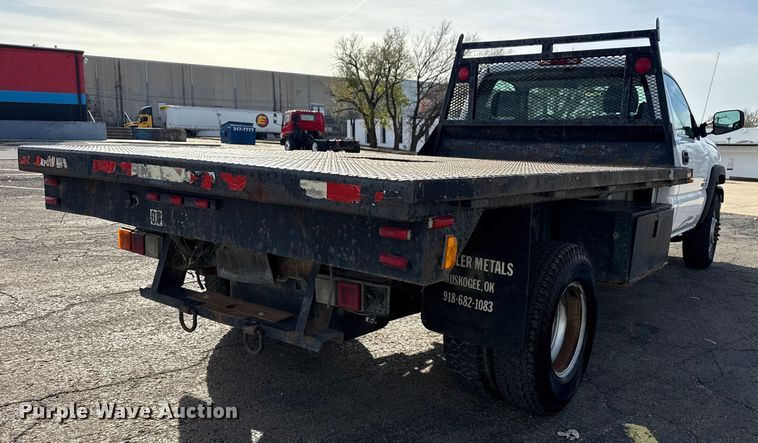 image for item EU4022 2006 Chevrolet Silverado 3500 flatbed pickup truck