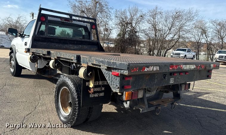 image for item EU4022 2006 Chevrolet Silverado 3500 flatbed pickup truck