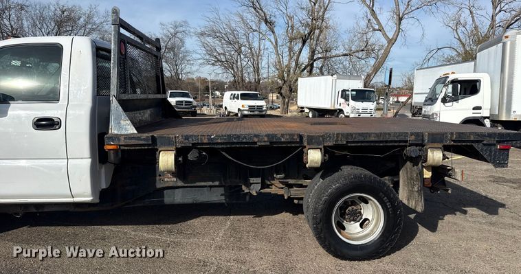image for item EU4022 2006 Chevrolet Silverado 3500 flatbed pickup truck