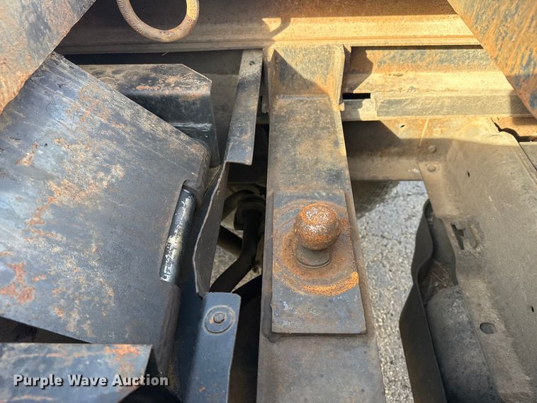 image for item EU4022 2006 Chevrolet Silverado 3500 flatbed pickup truck