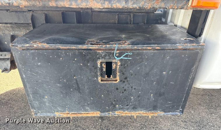 image for item EU4022 2006 Chevrolet Silverado 3500 flatbed pickup truck