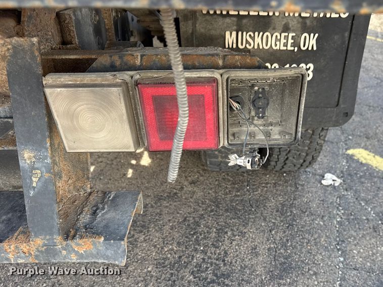 image for item EU4022 2006 Chevrolet Silverado 3500 flatbed pickup truck