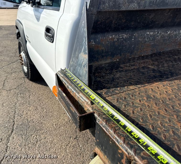 image for item EU4022 2006 Chevrolet Silverado 3500 flatbed pickup truck