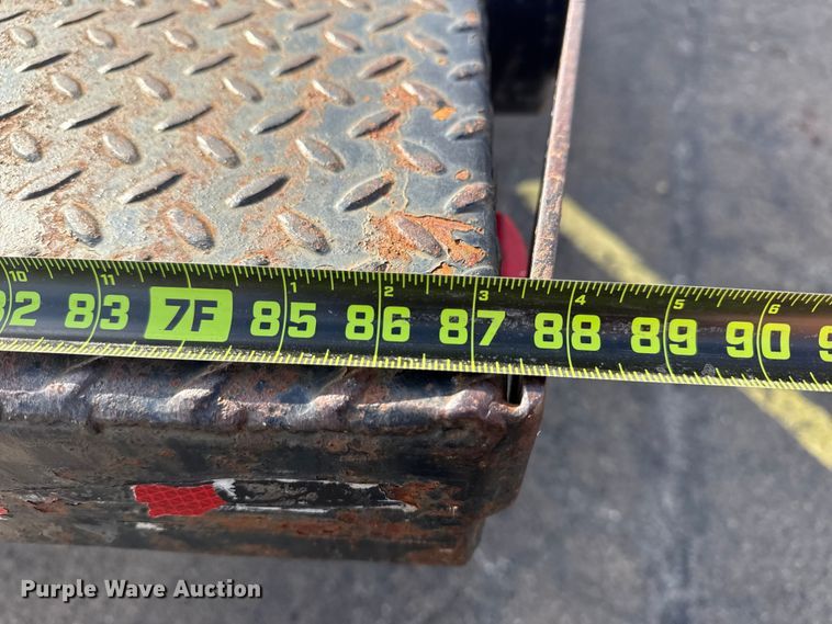 image for item EU4022 2006 Chevrolet Silverado 3500 flatbed pickup truck