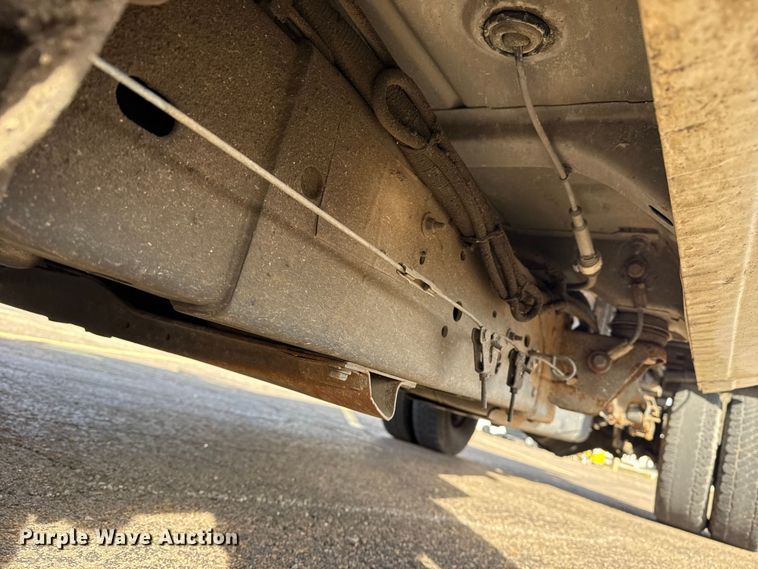 image for item EU4022 2006 Chevrolet Silverado 3500 flatbed pickup truck