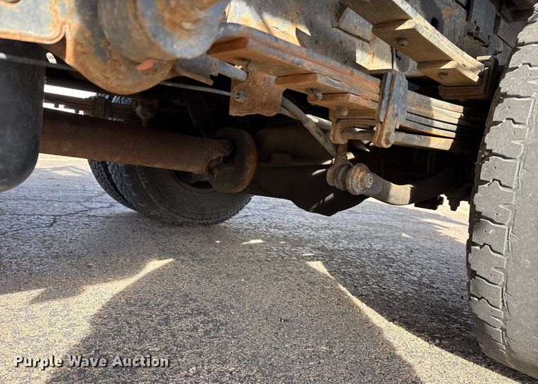 image for item EU4022 2006 Chevrolet Silverado 3500 flatbed pickup truck