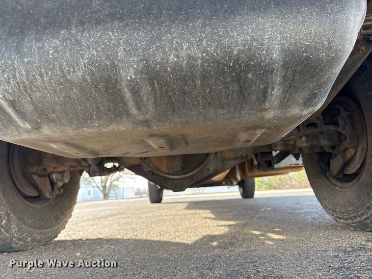 image for item EU4022 2006 Chevrolet Silverado 3500 flatbed pickup truck