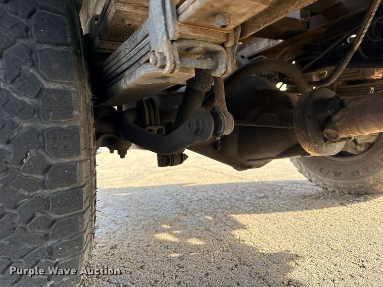 image for item EU4022 2006 Chevrolet Silverado 3500 flatbed pickup truck